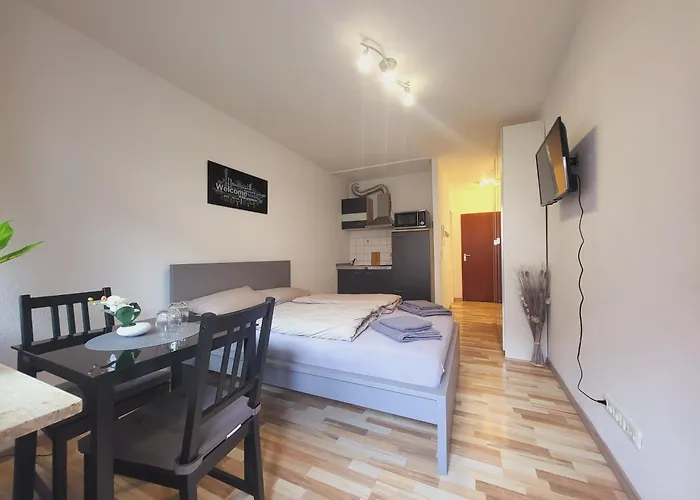 Zentrales Apartment Mit Balkon Und Parkplatz