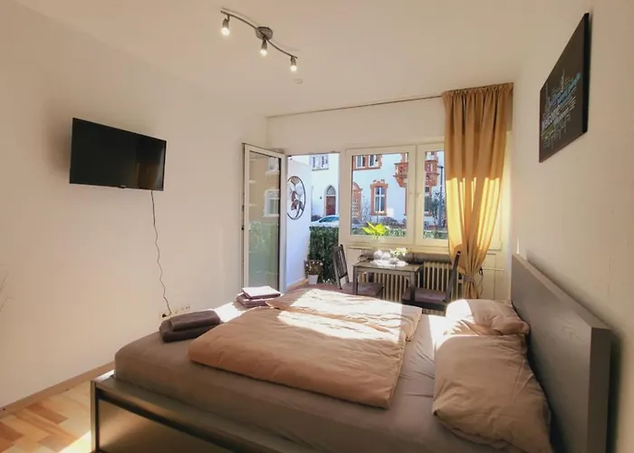 Zentrales Apartment Mit Balkon Und Parkplatz